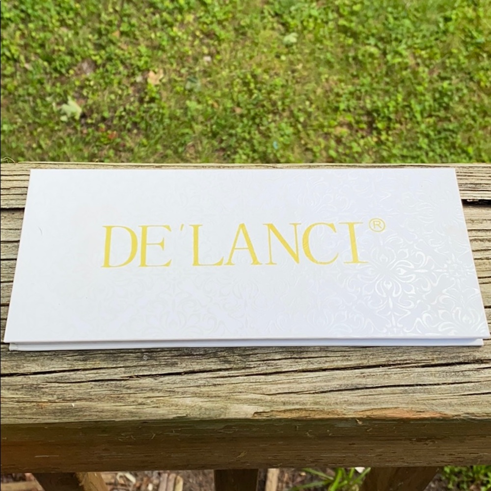 DE’LANCI Eyeshadow Palette
